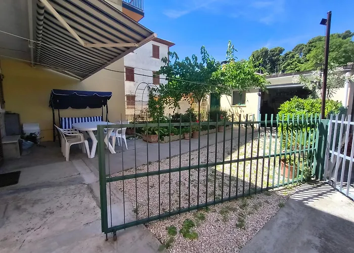 Casa con corte privata -comoda, spaziosa, vicina al mare e a tutti i servizi